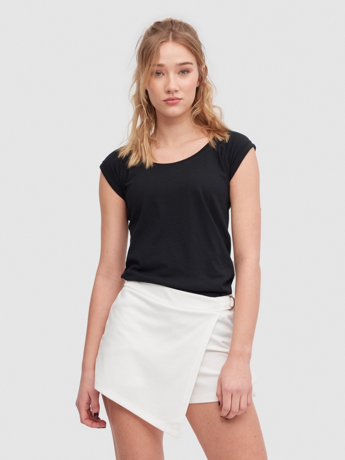 Metallic buckle skort white middle front view