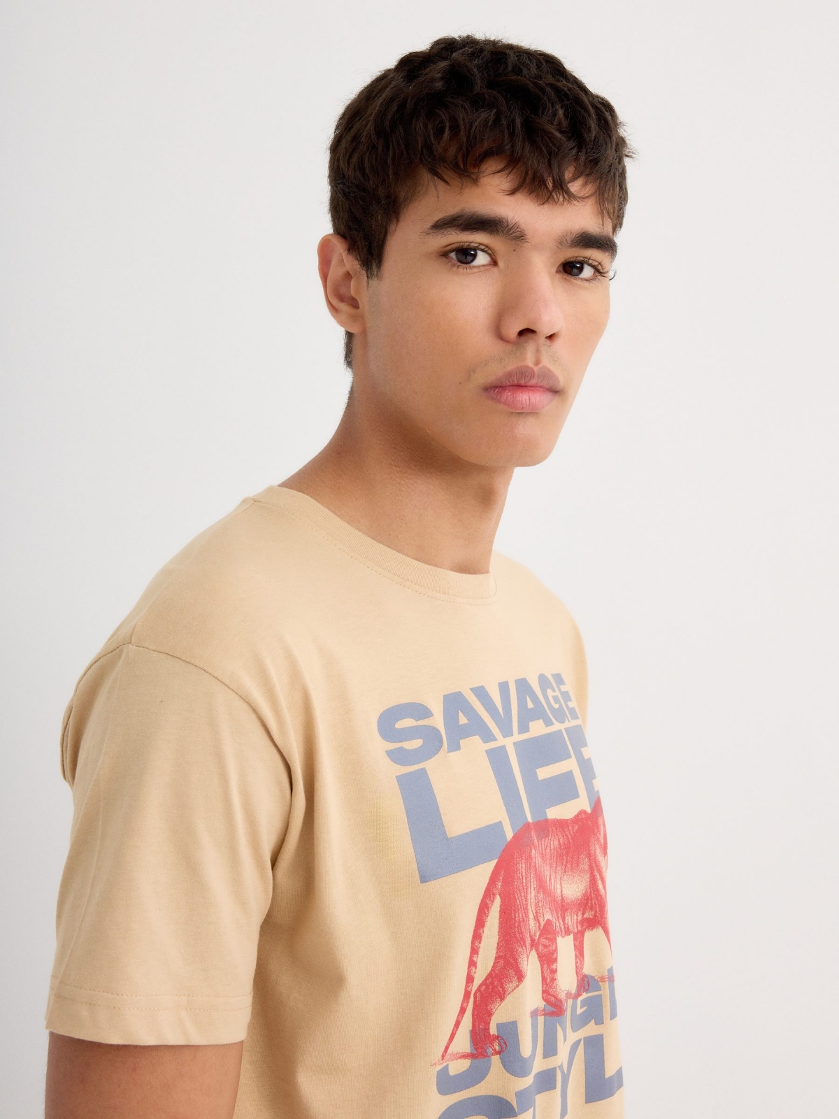 Camiseta de manga curta Savage areia vista detalhe