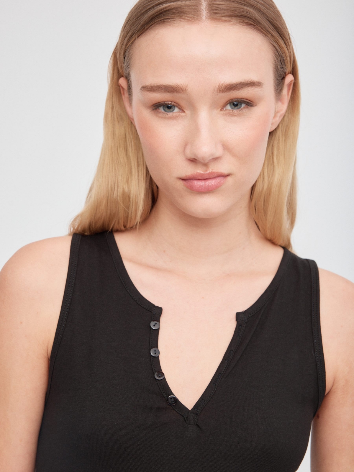 V-neck t-shirt with buttons black detail view