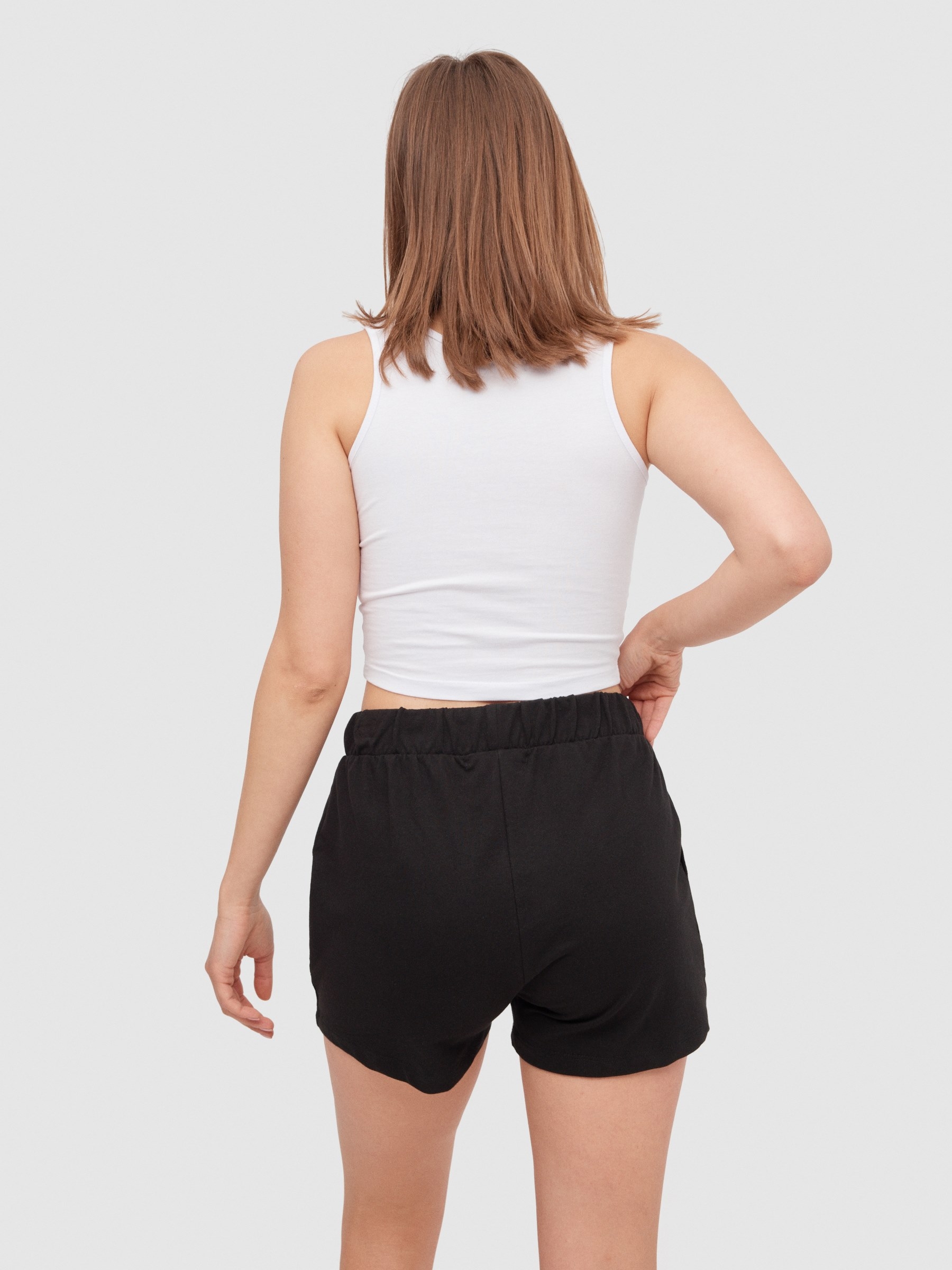 Short cintura elástica bolsillos negro vista media frontal