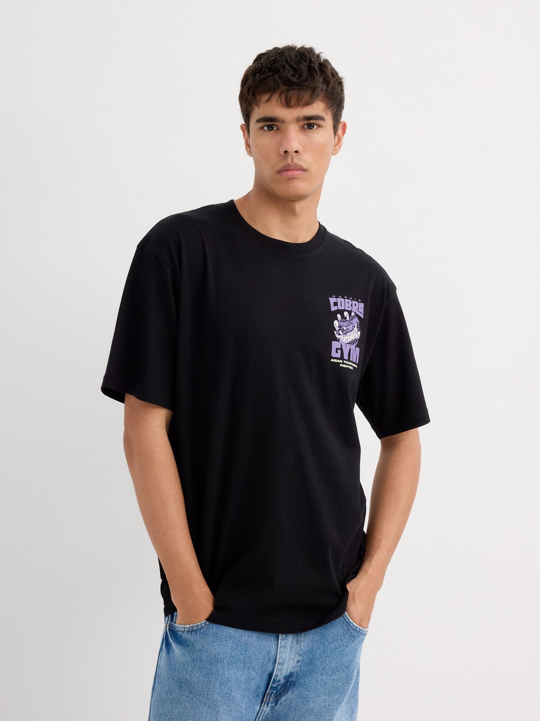 Camiseta manga curta Cobra Gim preto vista meia frontal