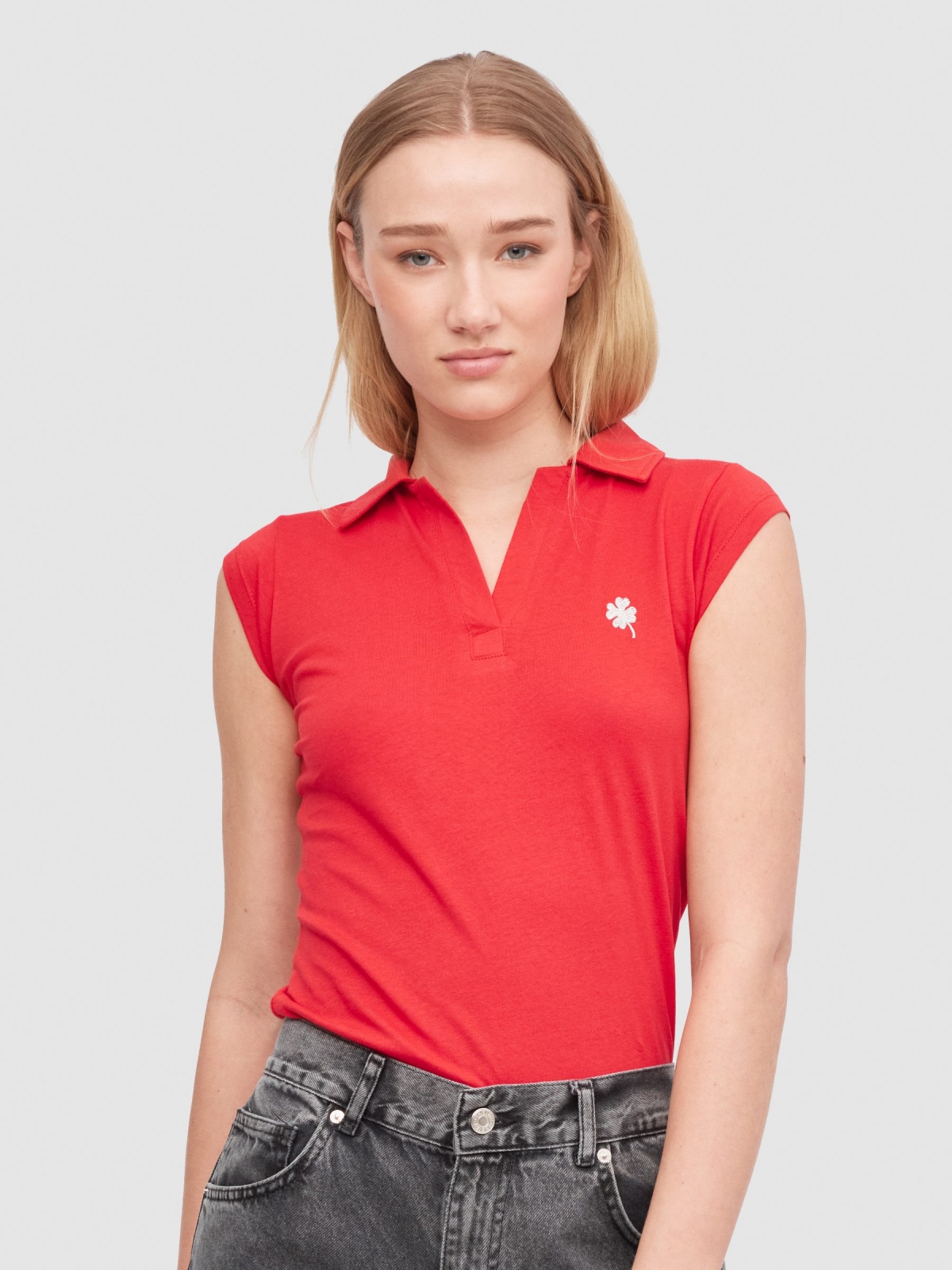 Camiseta polo bordado carmín vista media frontal