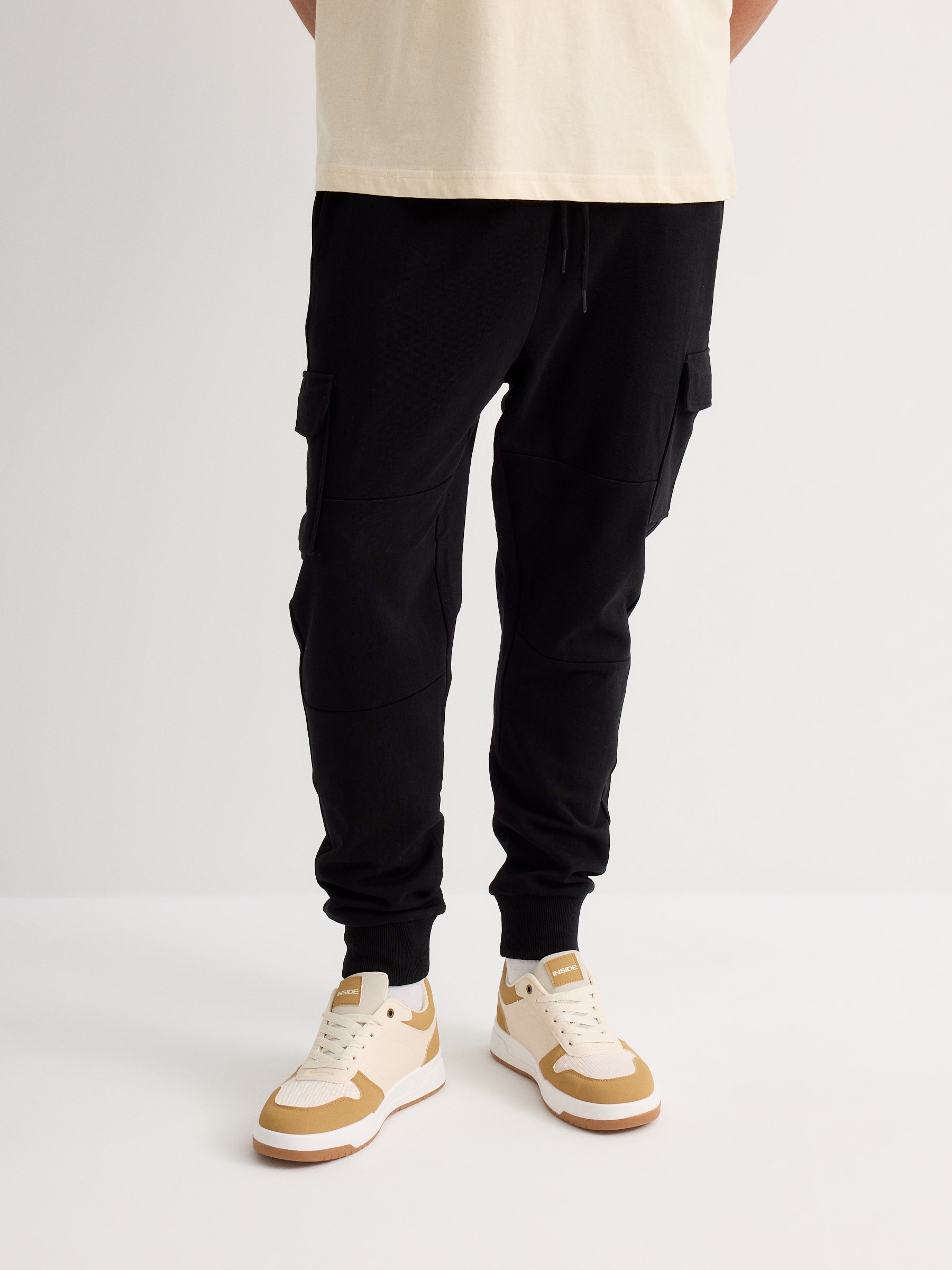 Pantalón jogger cargo felpa negro vista general frontal