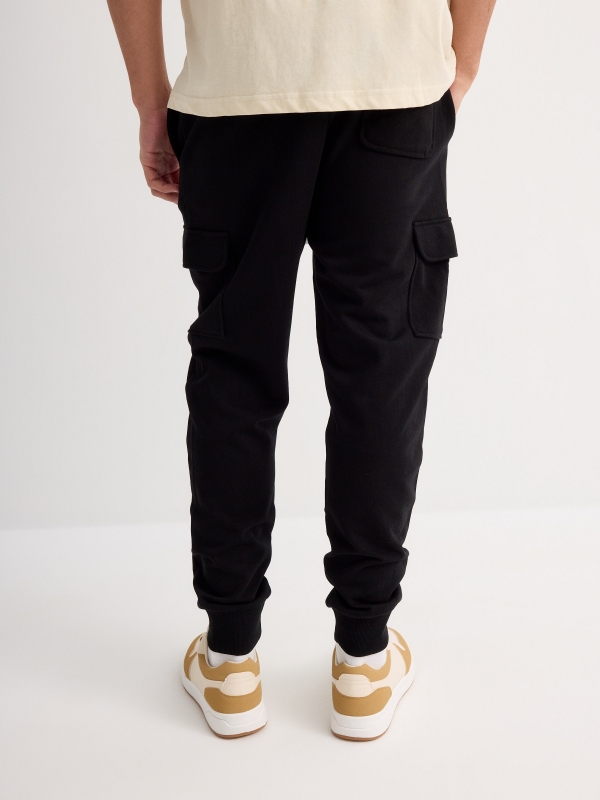 Calça jogger cargo felpa preto vista meia traseira