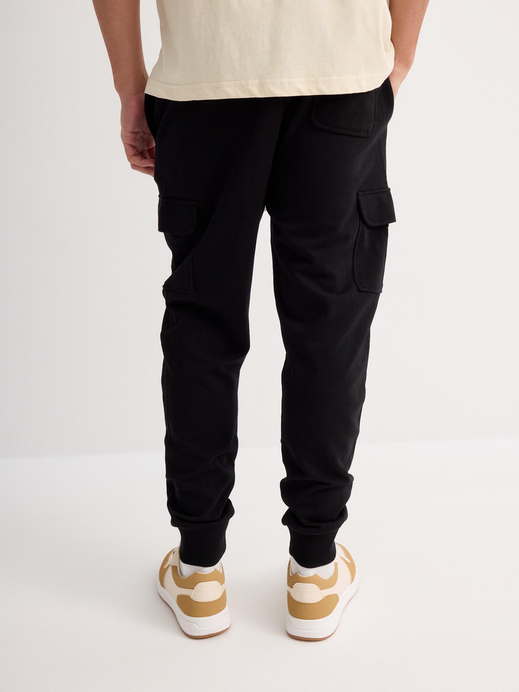 Calça jogger cargo felpa preto vista geral frontal