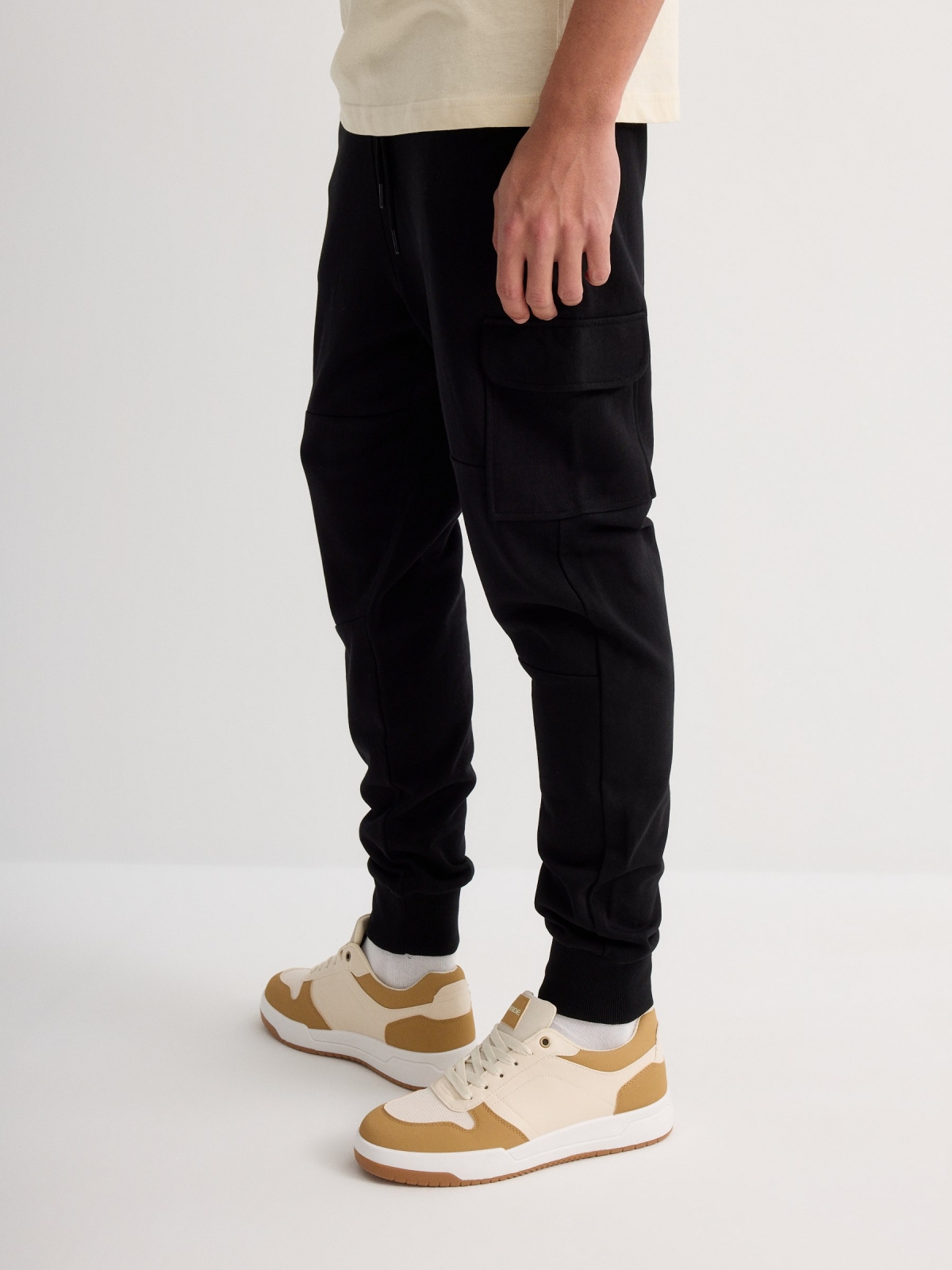 Pantalón jogger cargo felpa negro vista detalle