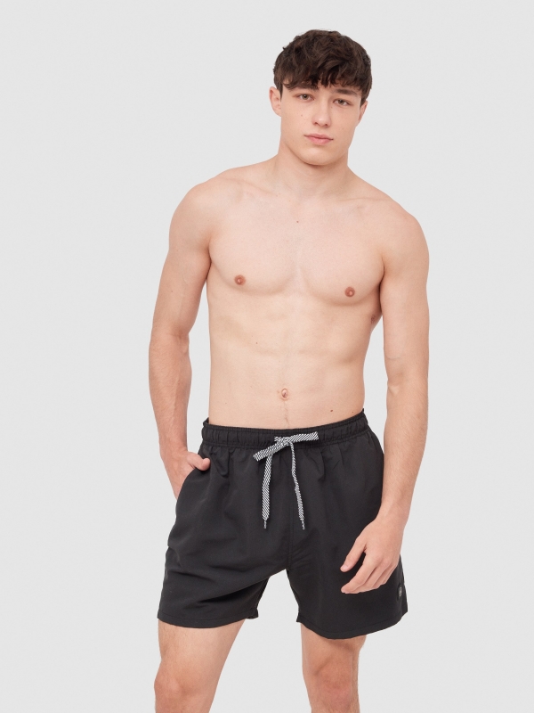 Maiô básico com bolsos preto vista meia frontal