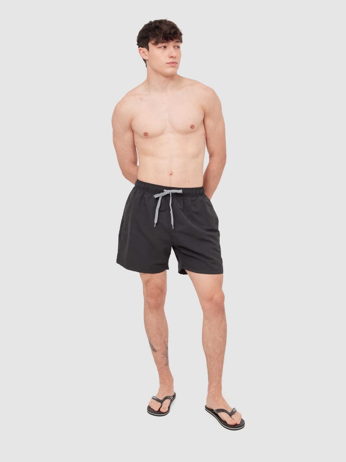 Maiô básico com bolsos preto vista geral frontal