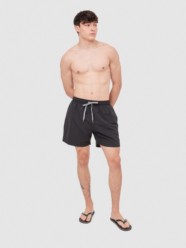 Maiô básico com bolsos preto vista geral frontal