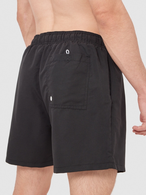 Maiô básico com bolsos preto vista detalhe