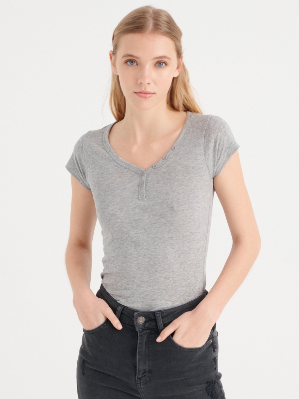 Camiseta básica decote em V cinza melange vista meia frontal