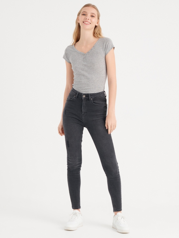 Camiseta básica cuello pico gris melange vista general frontal