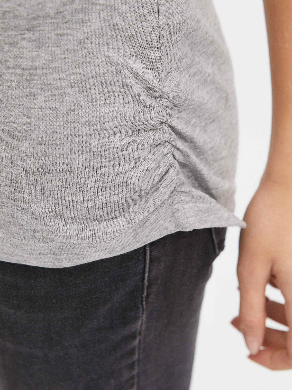 Camiseta básica decote em V cinza melange vista detalhe