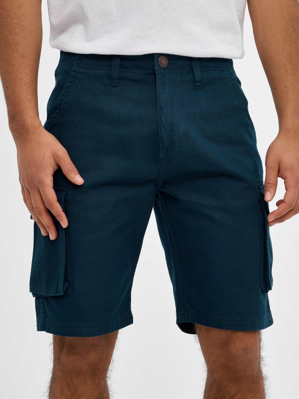 Bermuda cargo com bolsos azul vista detalhe frontal