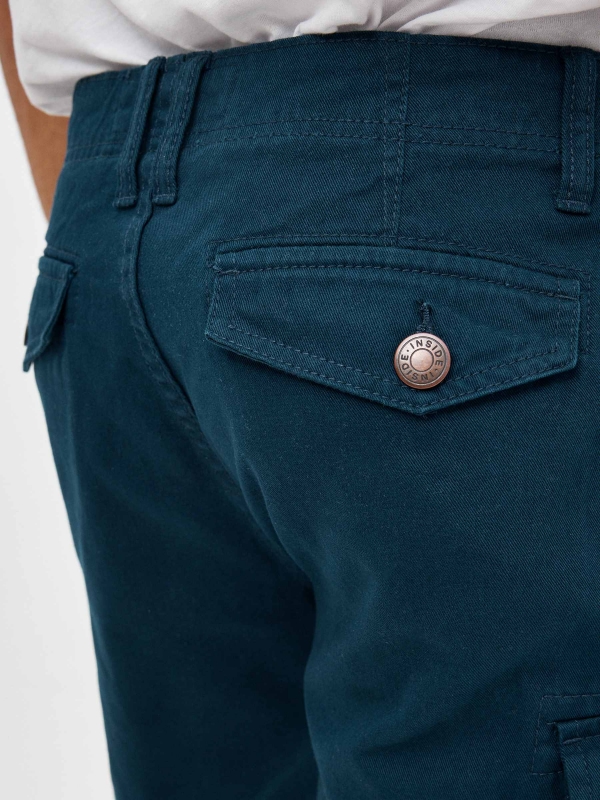 Bermuda cargo com bolsos azul vista detalhe