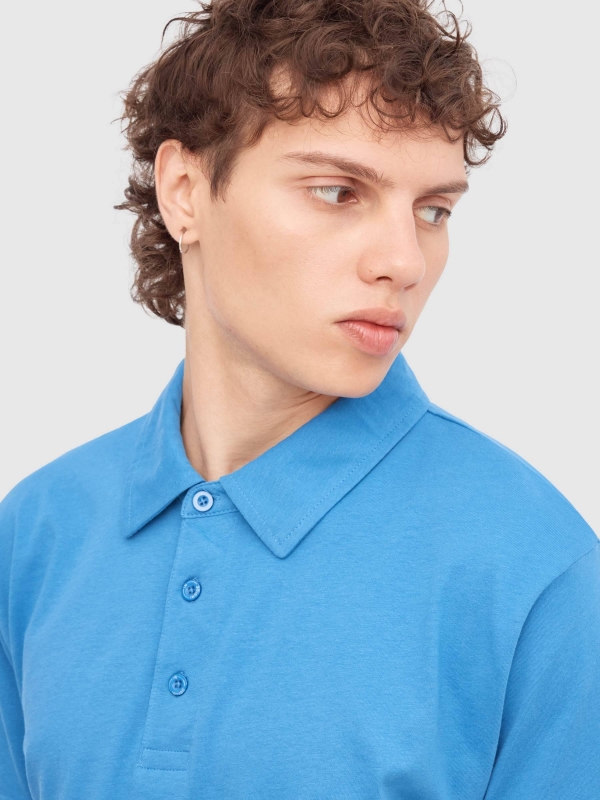 Polo básico manga corta azul vista detalle