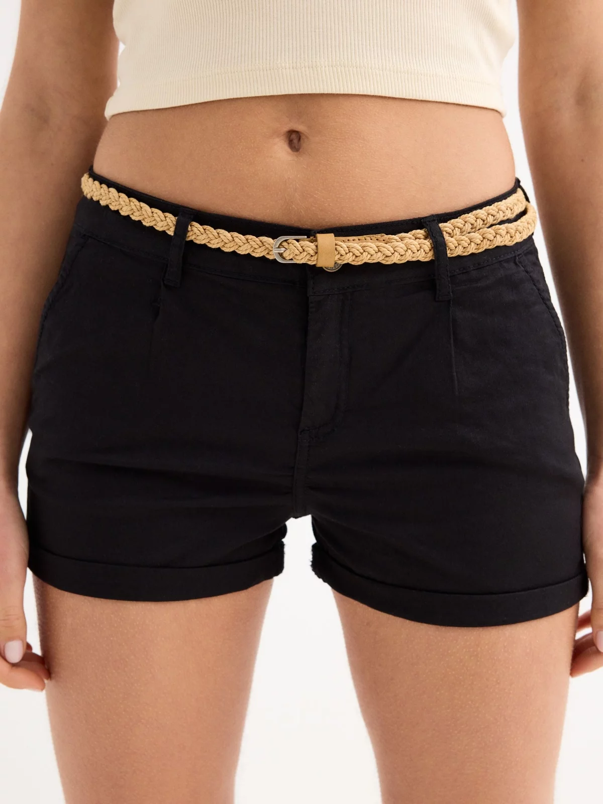 Short pinzas cinturón negro vista detalle frontal