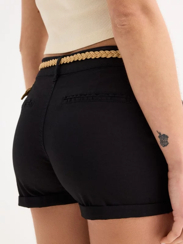 Short pinzas cinturón negro vista detalle trasero