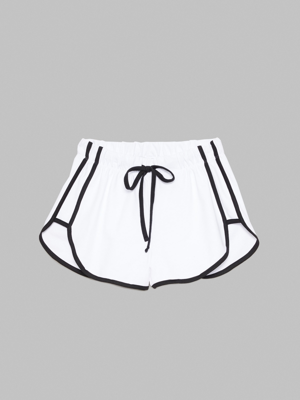  Short contrasting trims white front view
