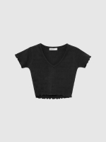 %Pto% Camiseta crop con pico curly negro vista frontal