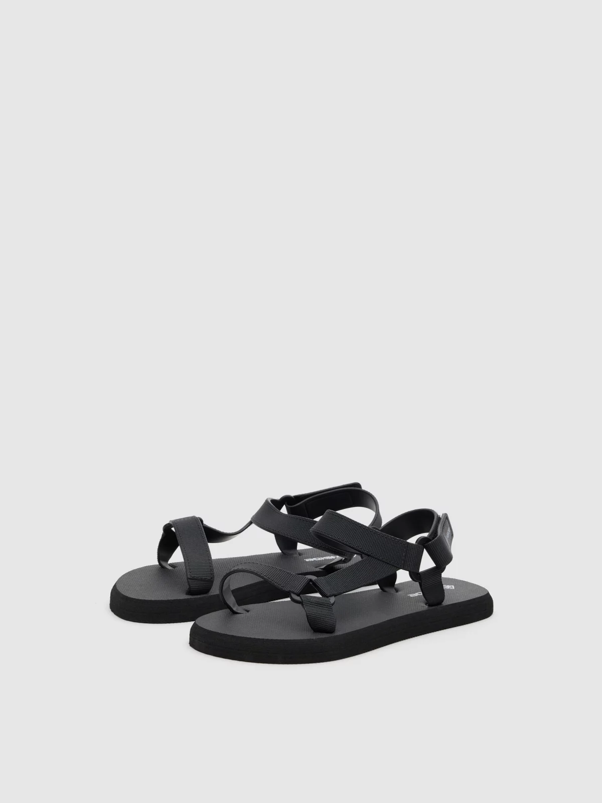 Sandália tiras velcro preto vista frontal 45º