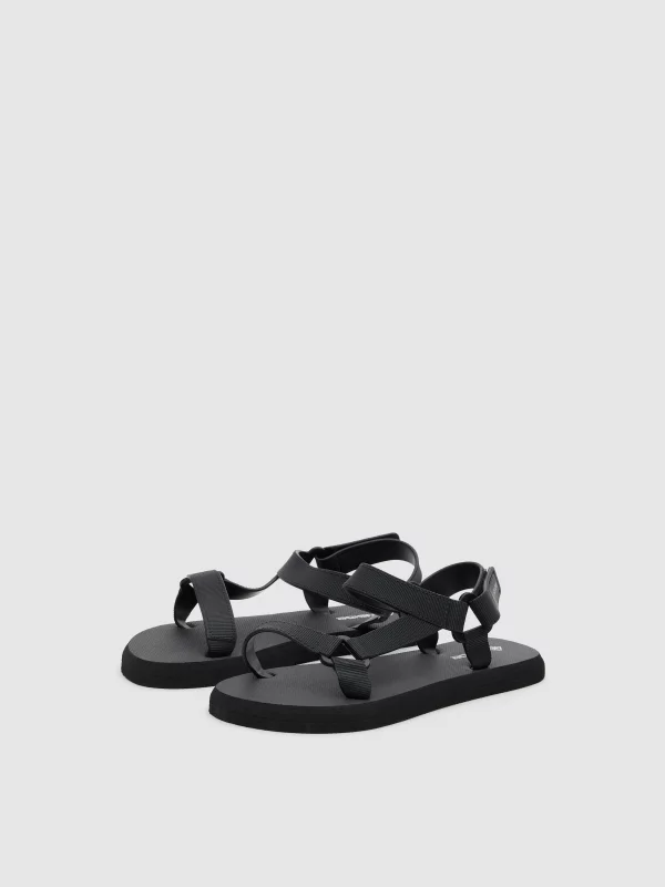 Sandália tiras velcro preto vista frontal 45º