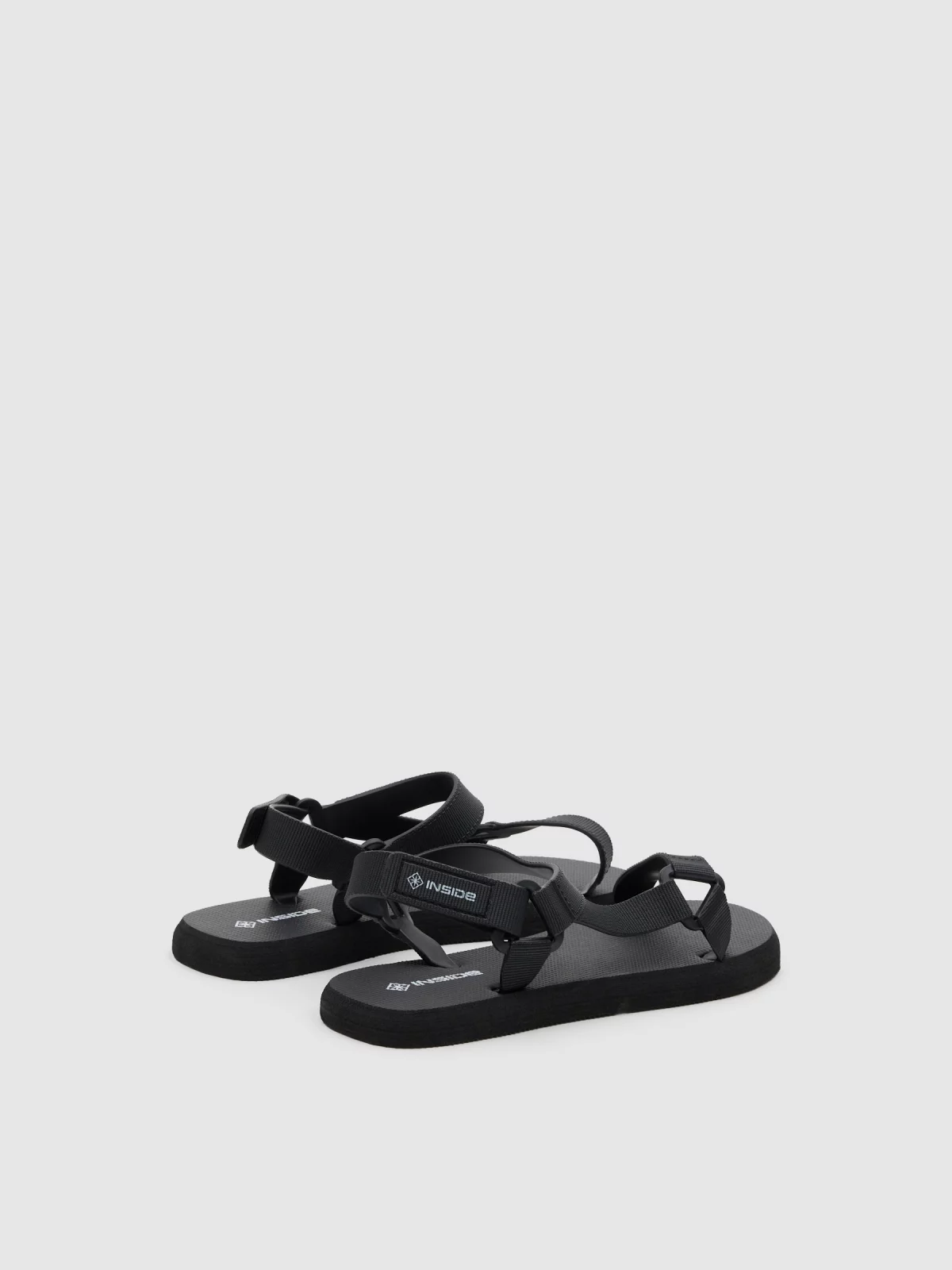Sandália tiras velcro preto vista traseira 45º