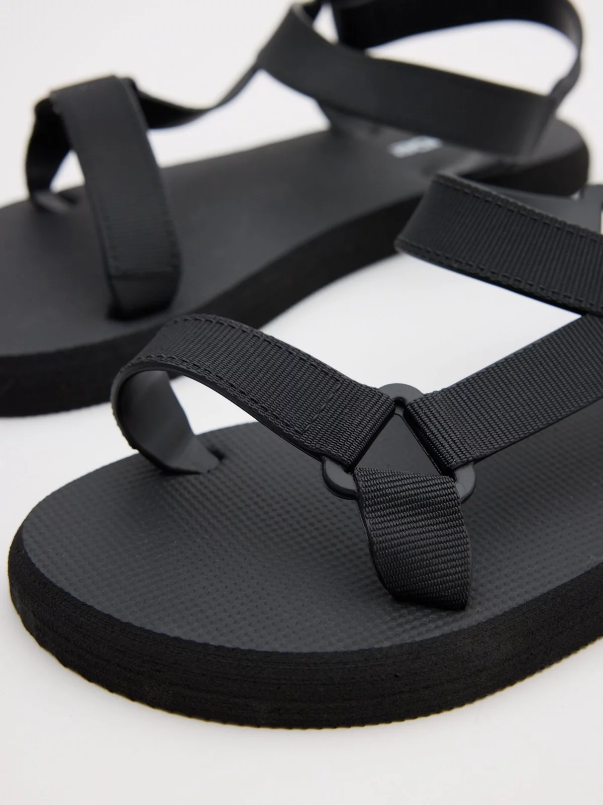 Sandália tiras velcro preto vista detalhe