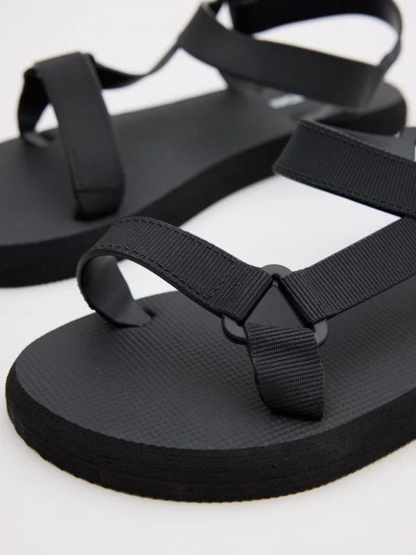 Sandália tiras velcro preto vista detalhe