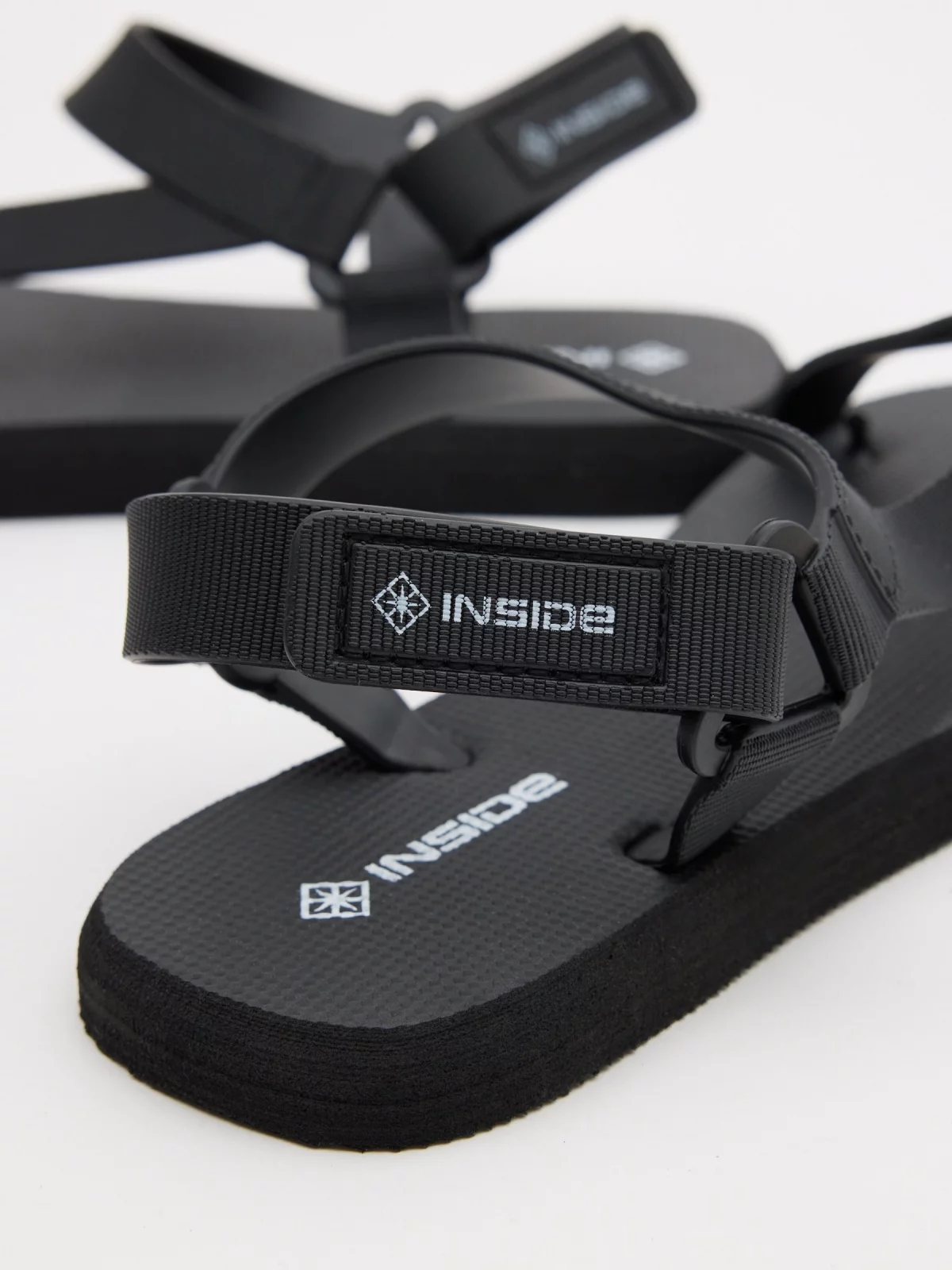 Sandália tiras velcro preto vista detalhe