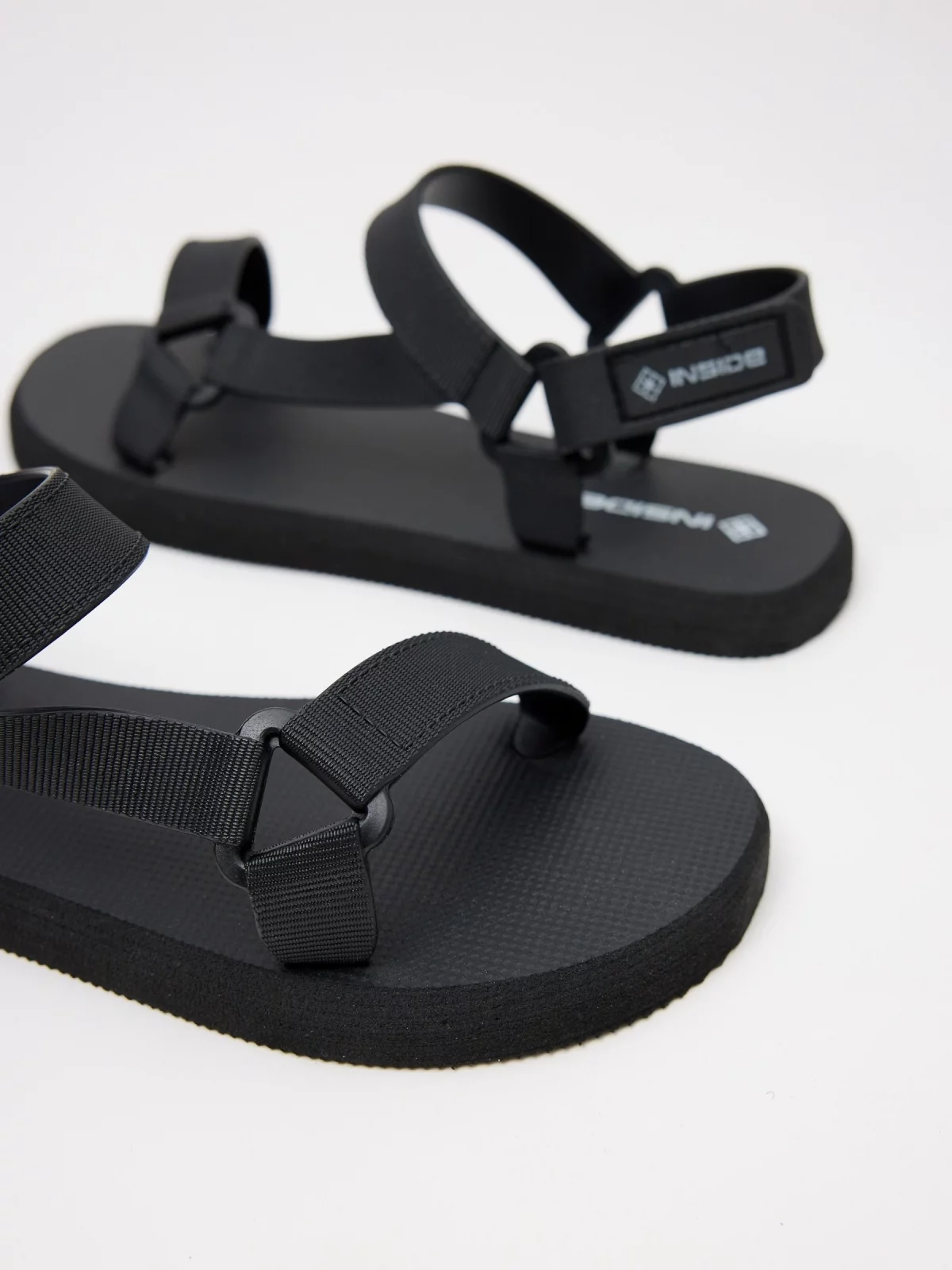Sandália tiras velcro preto vista detalhe