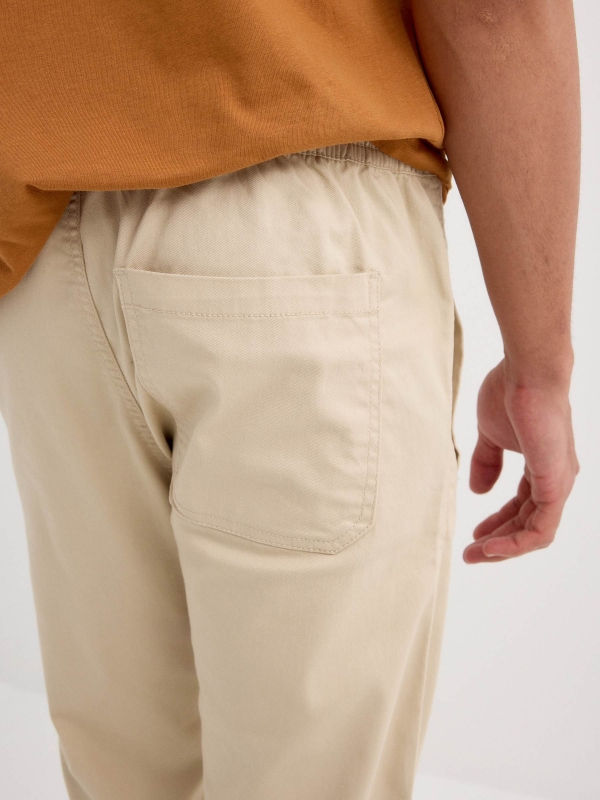 Calça jogger marfim vista detalhe