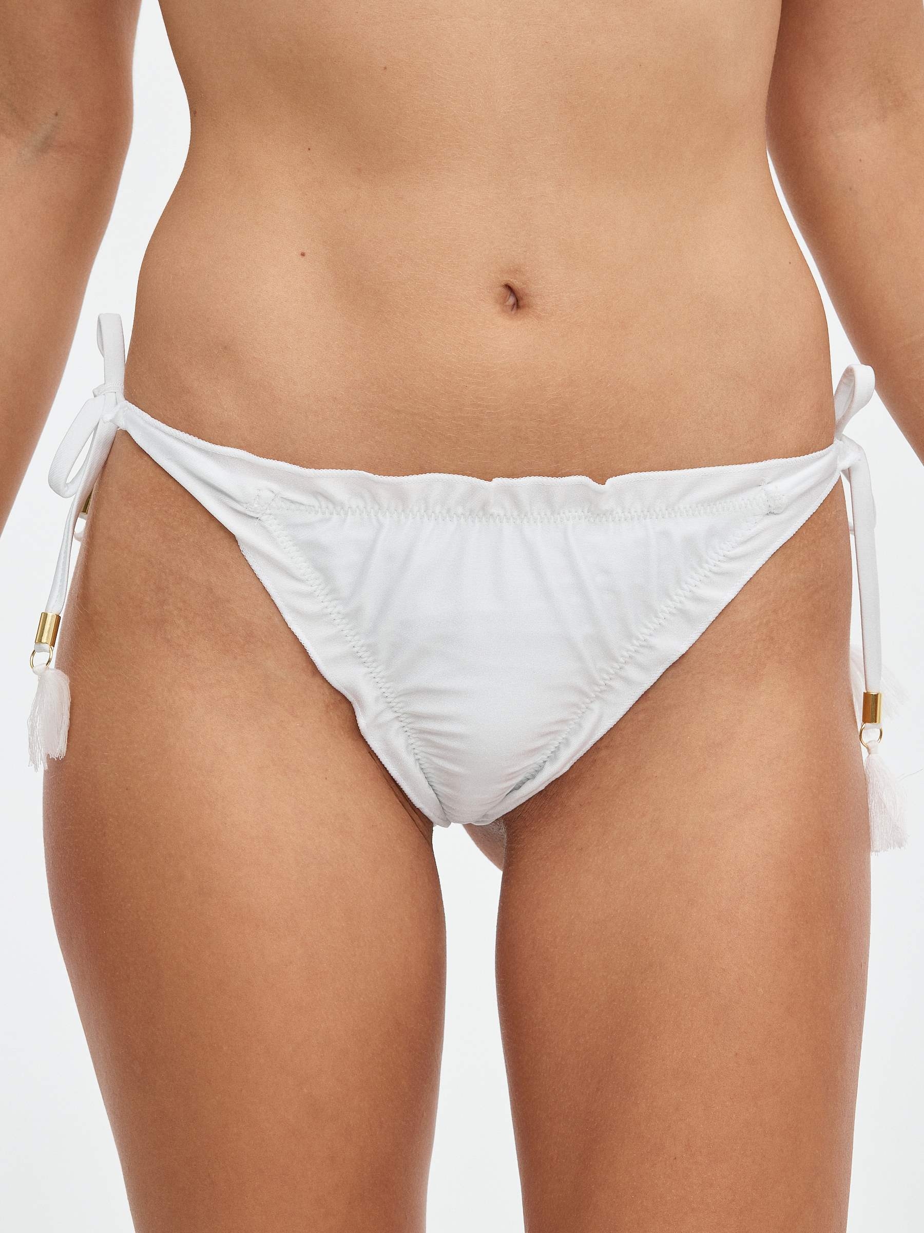Cueca de biquíni efeito metalizado branco vista meia frontal