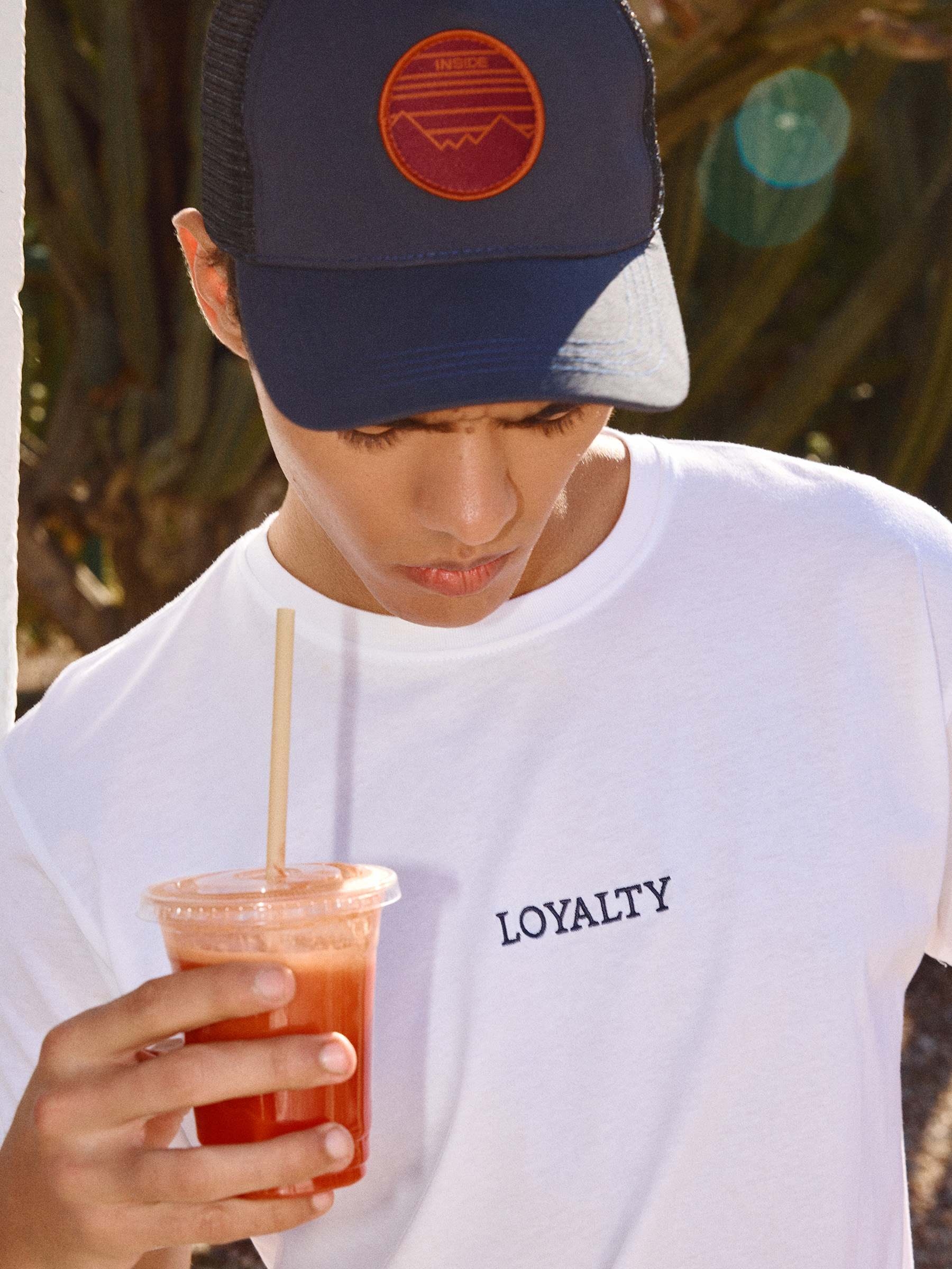 Gorra trucker bordado gris vista frontal 45º