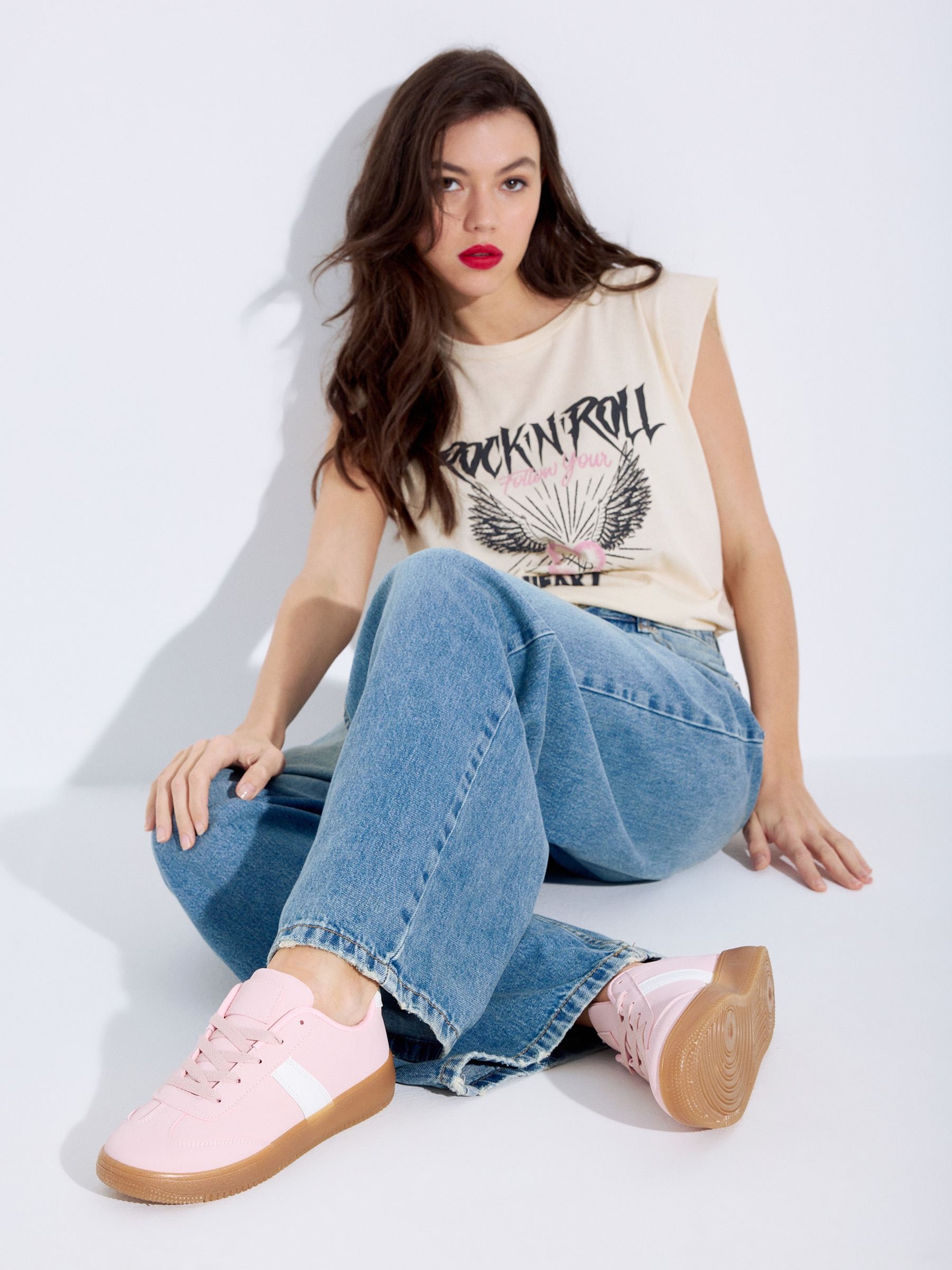 Low platform skater sneakers pink profile view