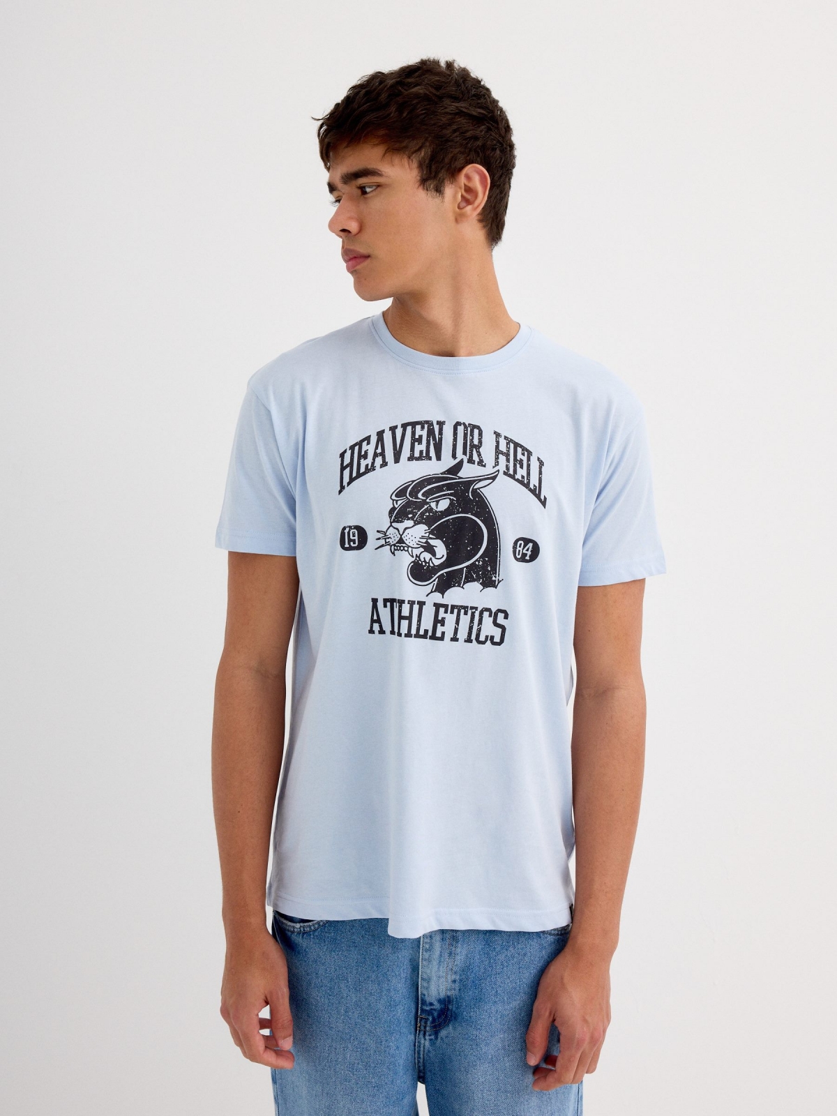 Camiseta Céu ou Inferno azul claro vista meia frontal