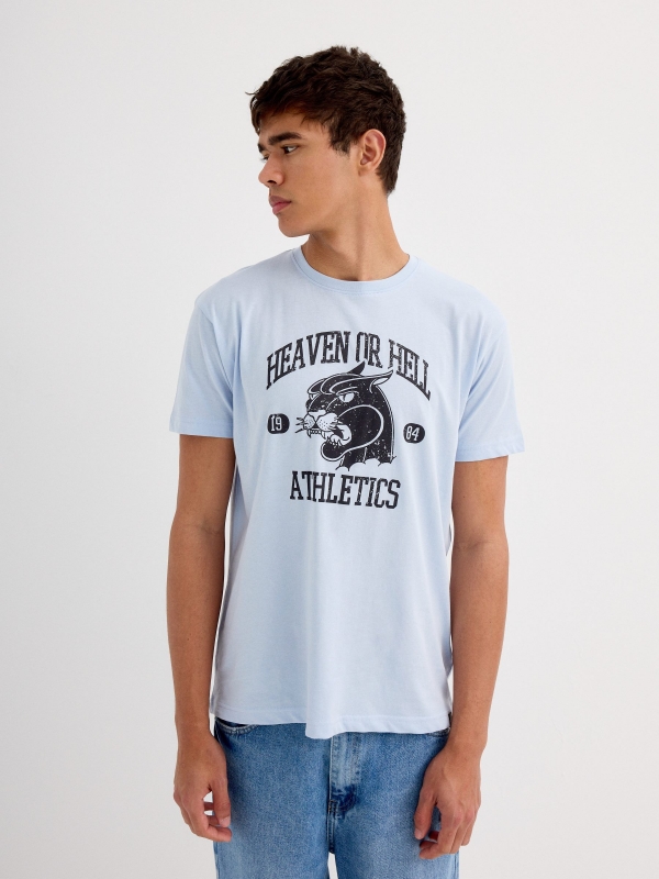 Camiseta Céu ou Inferno azul claro vista meia frontal