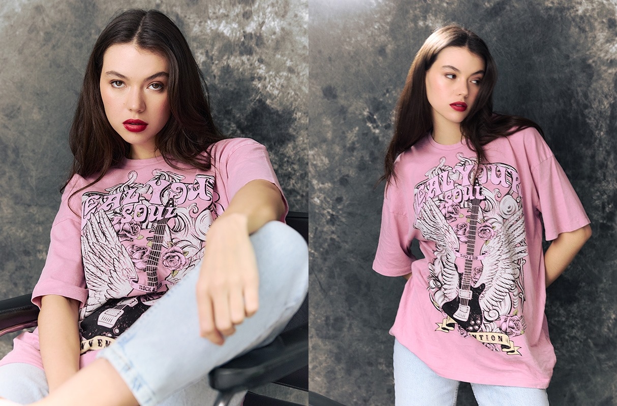 Convention oversized t-shirt pastel purple middle front view