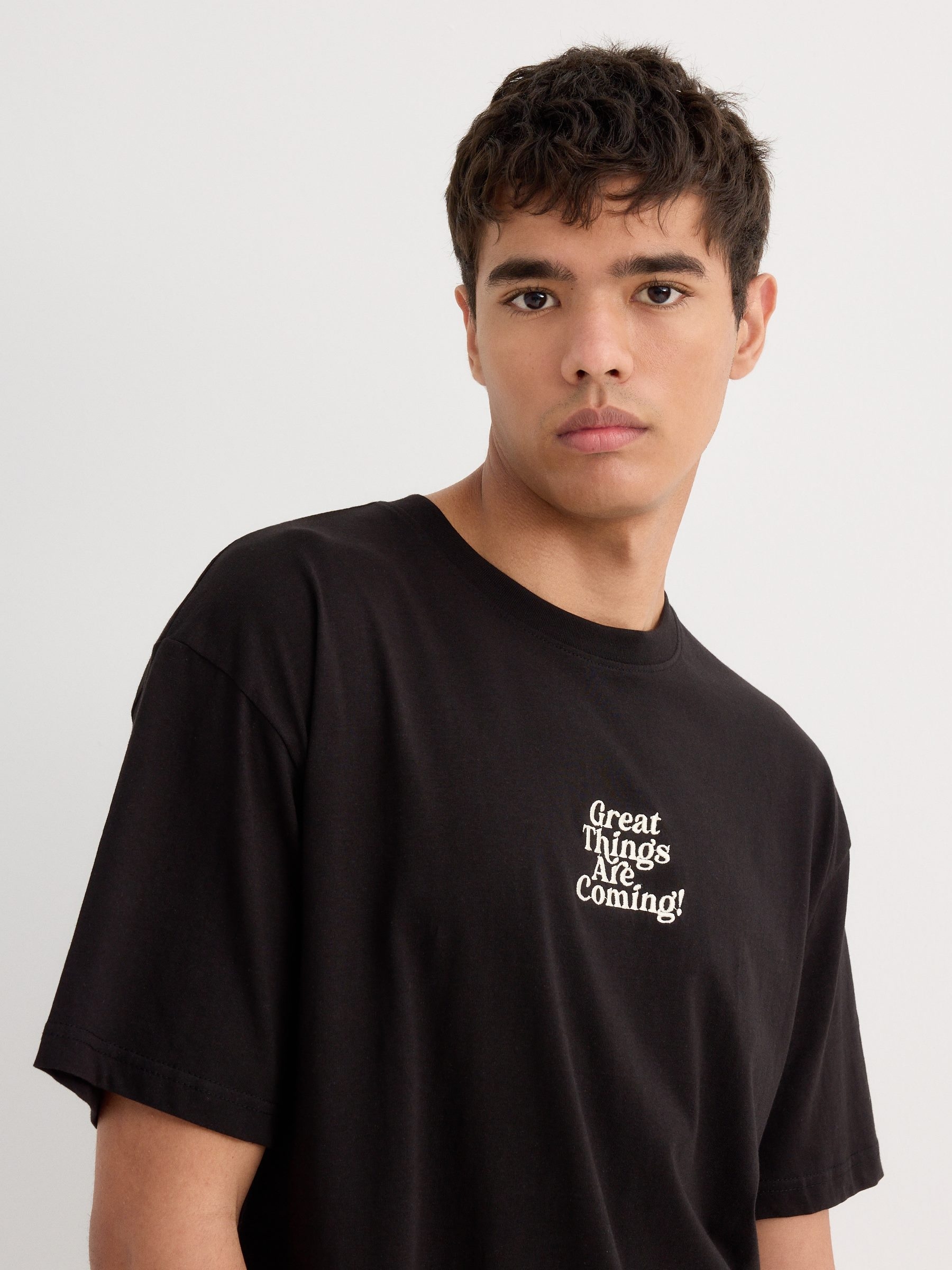 Camiseta manga curta Great Things preto vista meia frontal