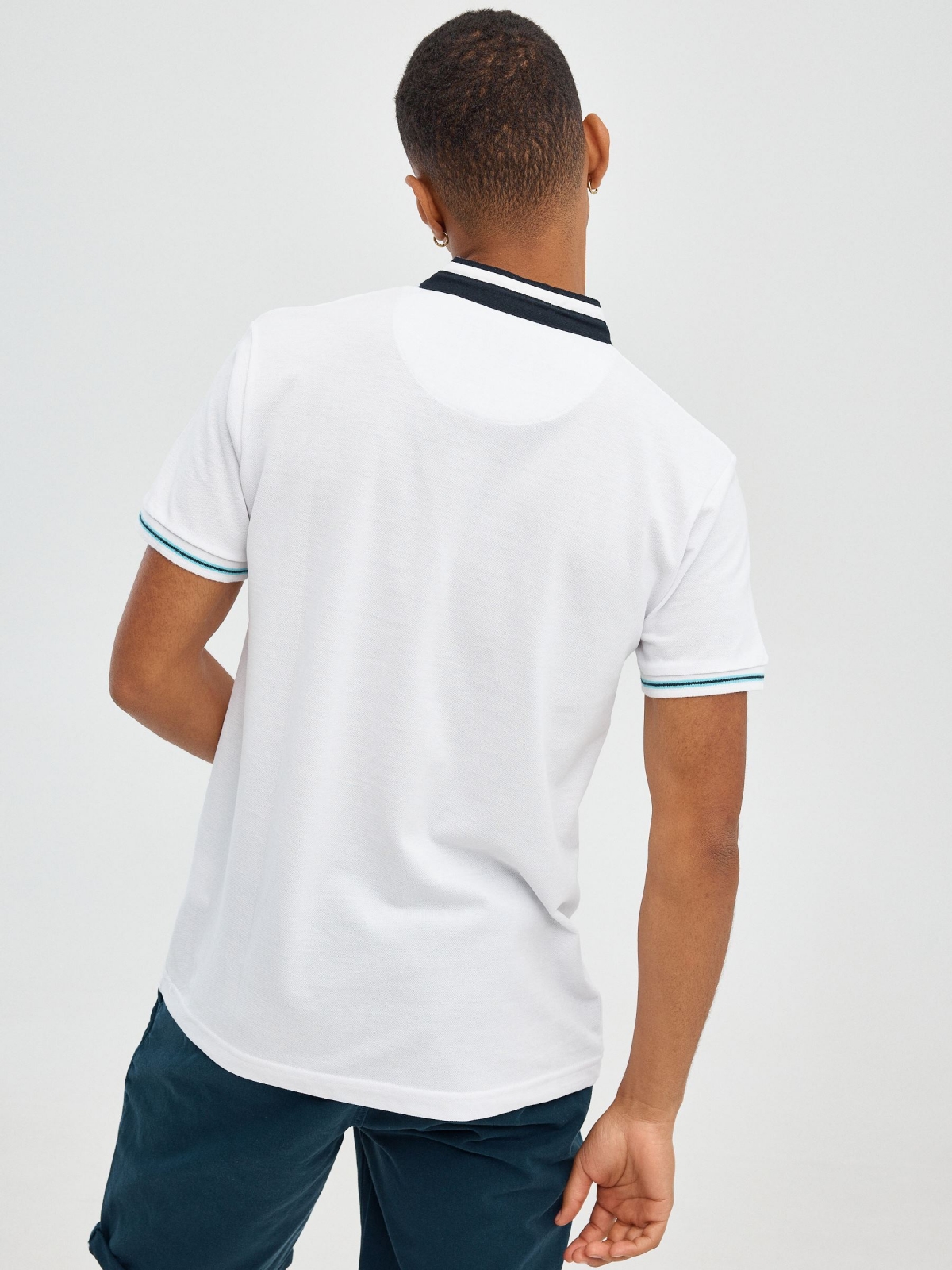 Polo piqué cuello mao blanco vista media trasera