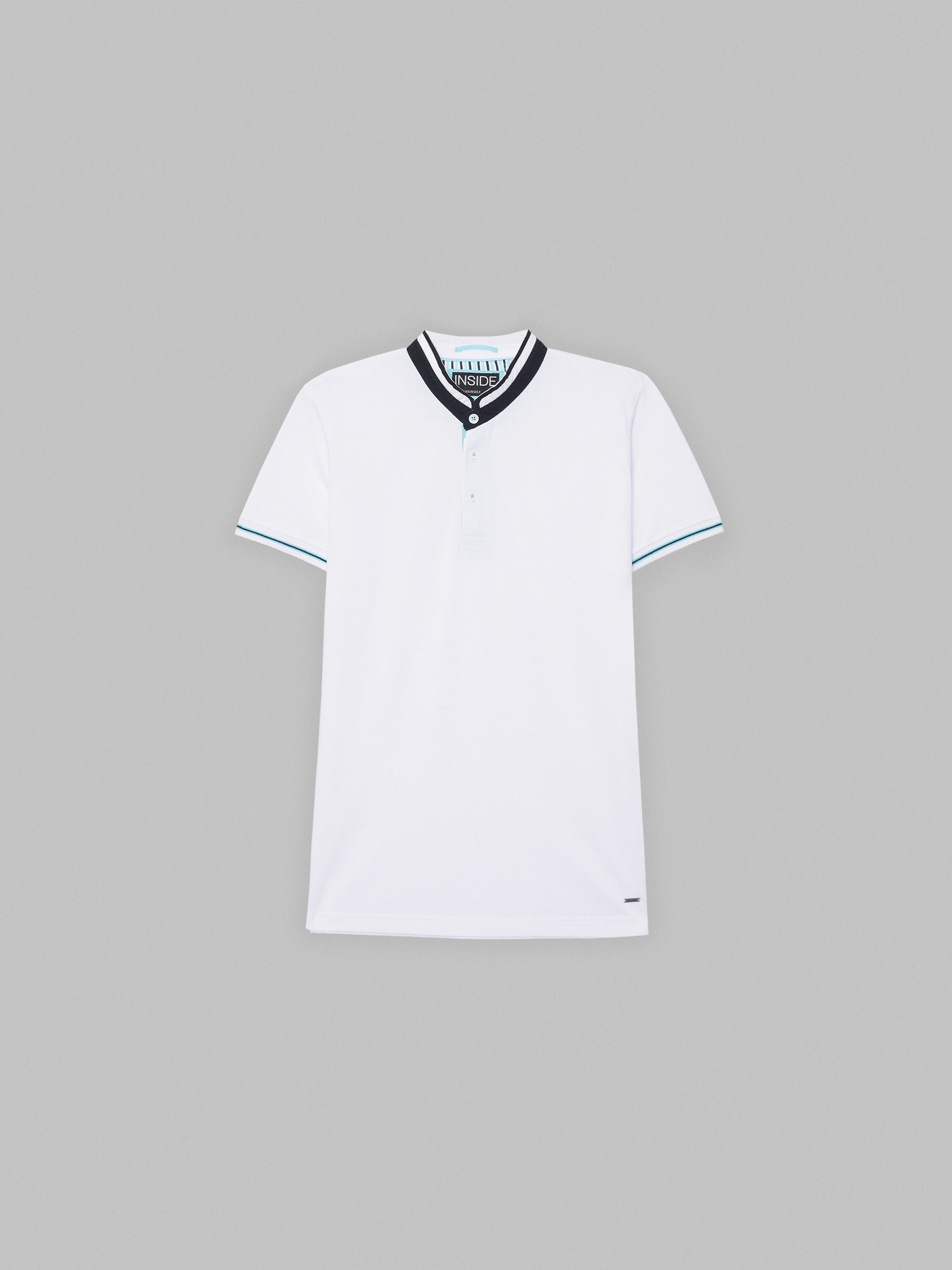 Camisa pólo piqué gola mandarim branco vista meia frontal
