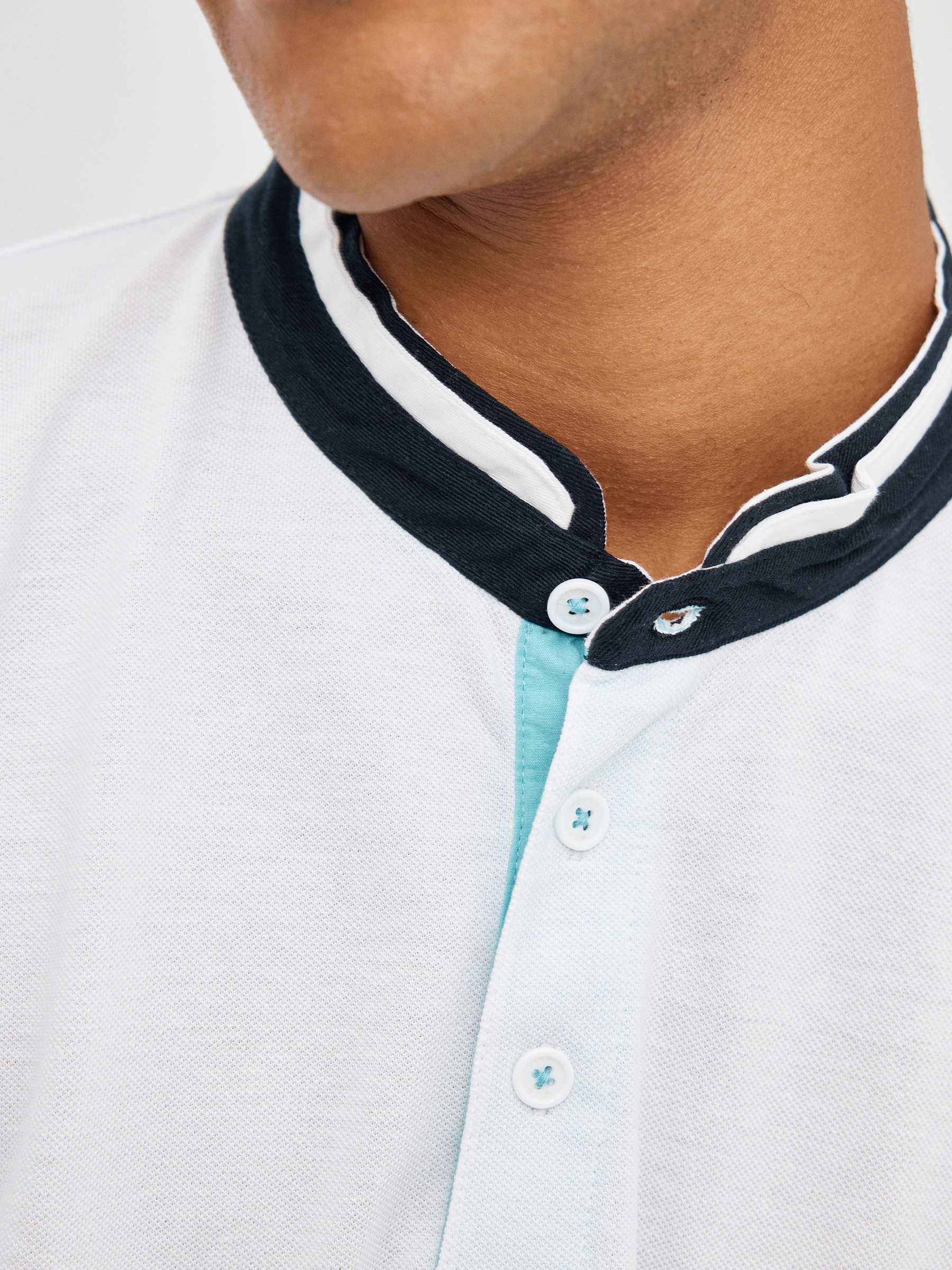 Polo piqué cuello mao blanco vista media frontal