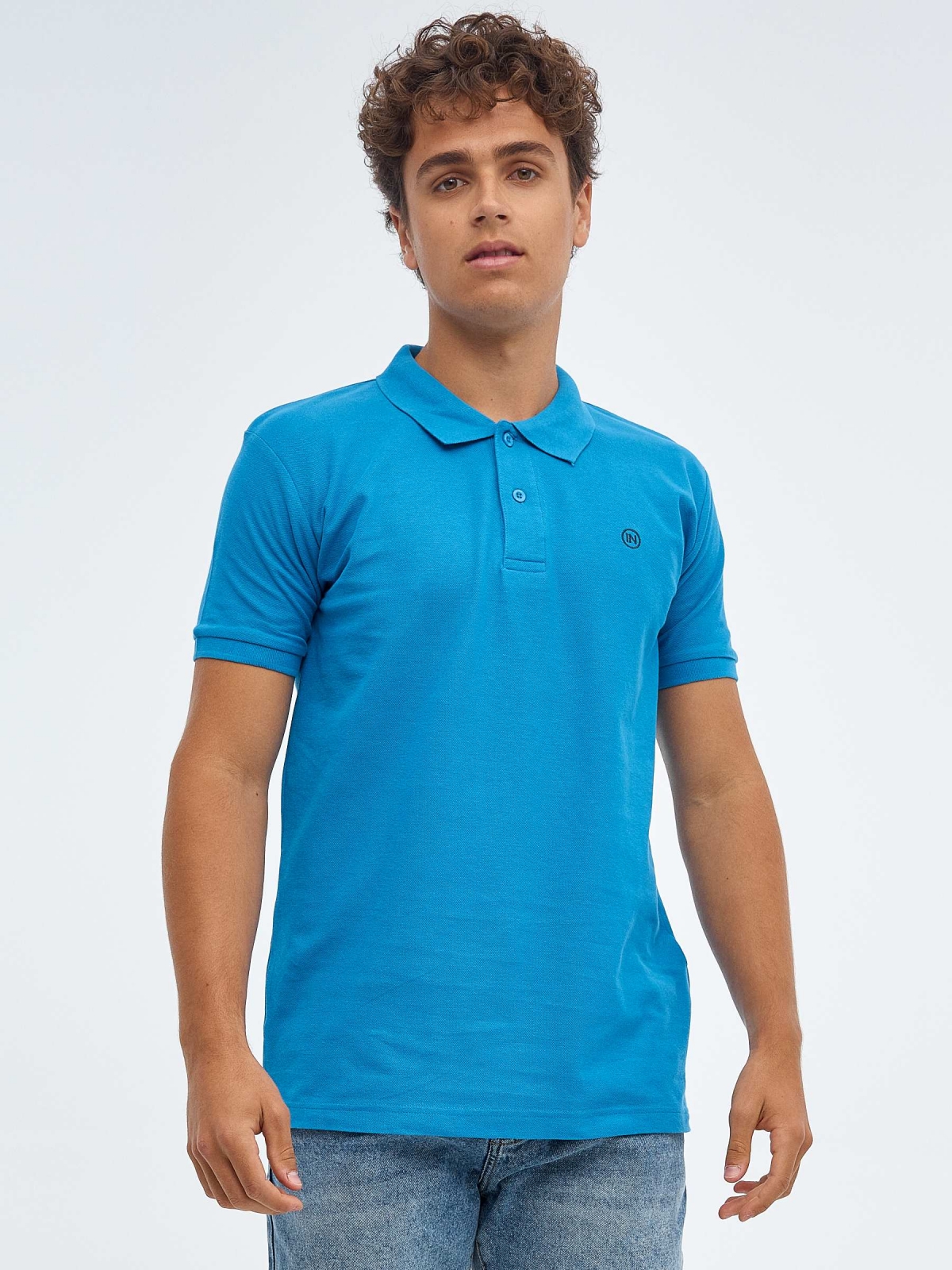 Polo básico logo grabado azul celeste vista media frontal