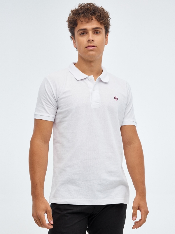 Camisa polo básica com logotipo gravado branco vista meia frontal