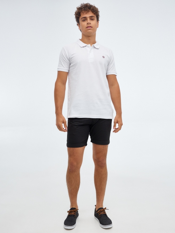 Camisa polo básica com logotipo gravado branco vista geral frontal
