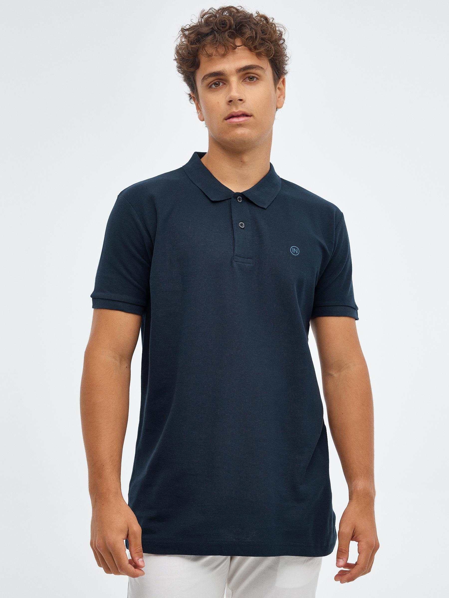 Camisa polo básica com logotipo gravado azul marinho vista meia frontal