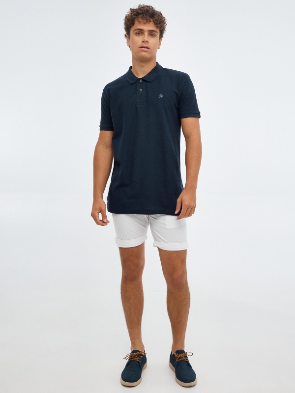 Polo básico logo grabado azul marino vista general frontal