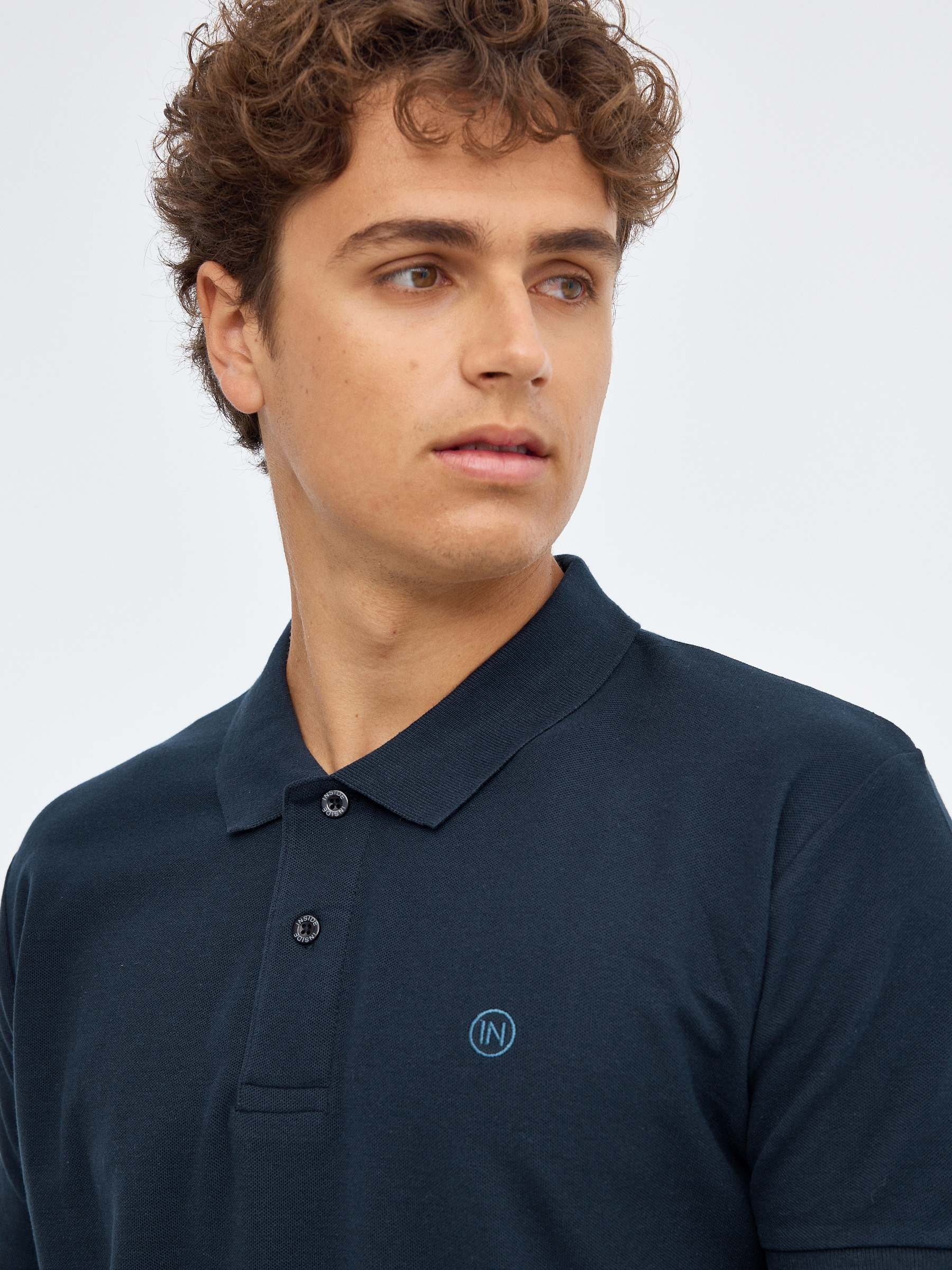 Polo básico logo grabado azul marino vista media frontal