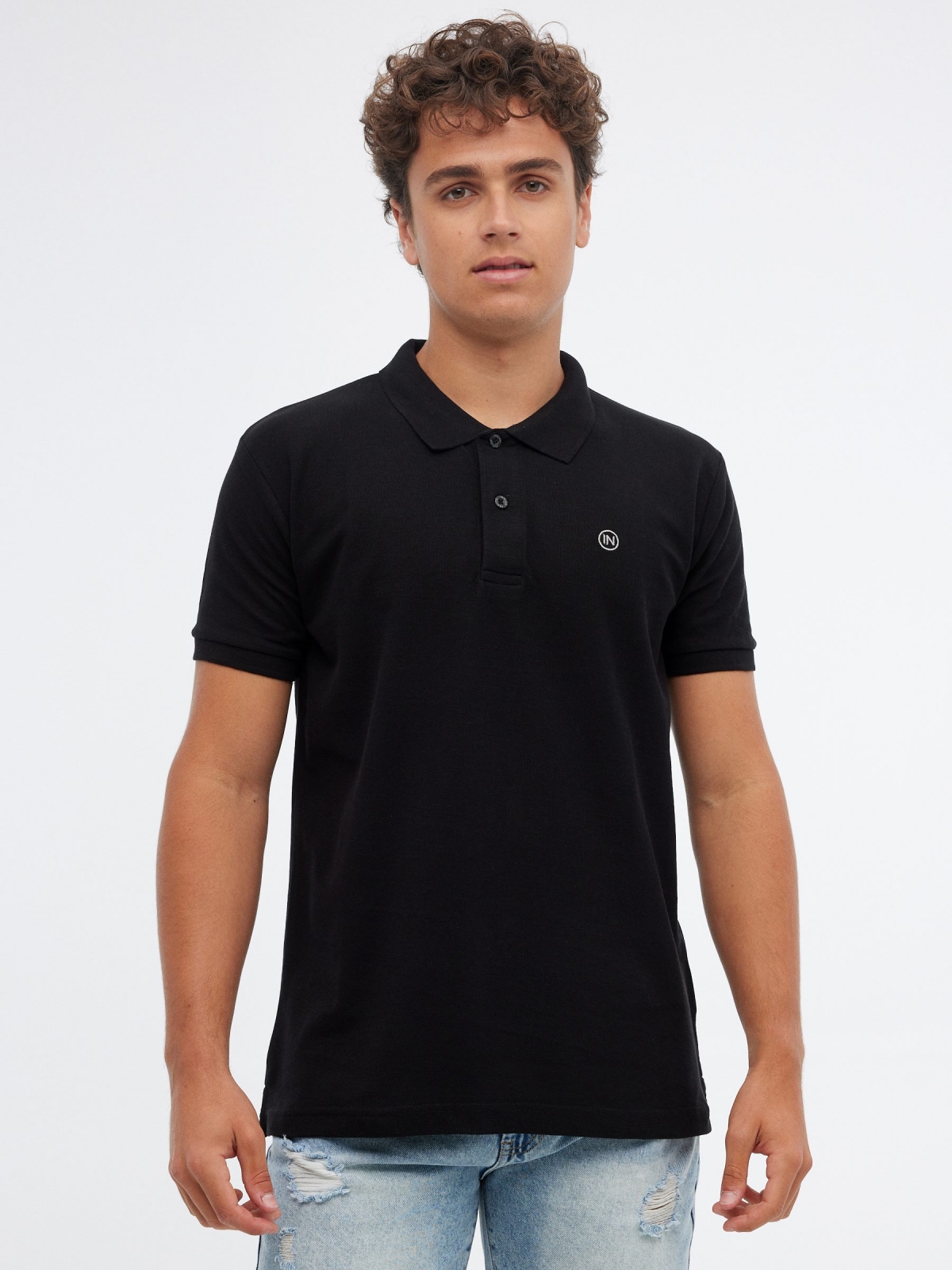 Polo básico logo grabado negro/beige vista media frontal