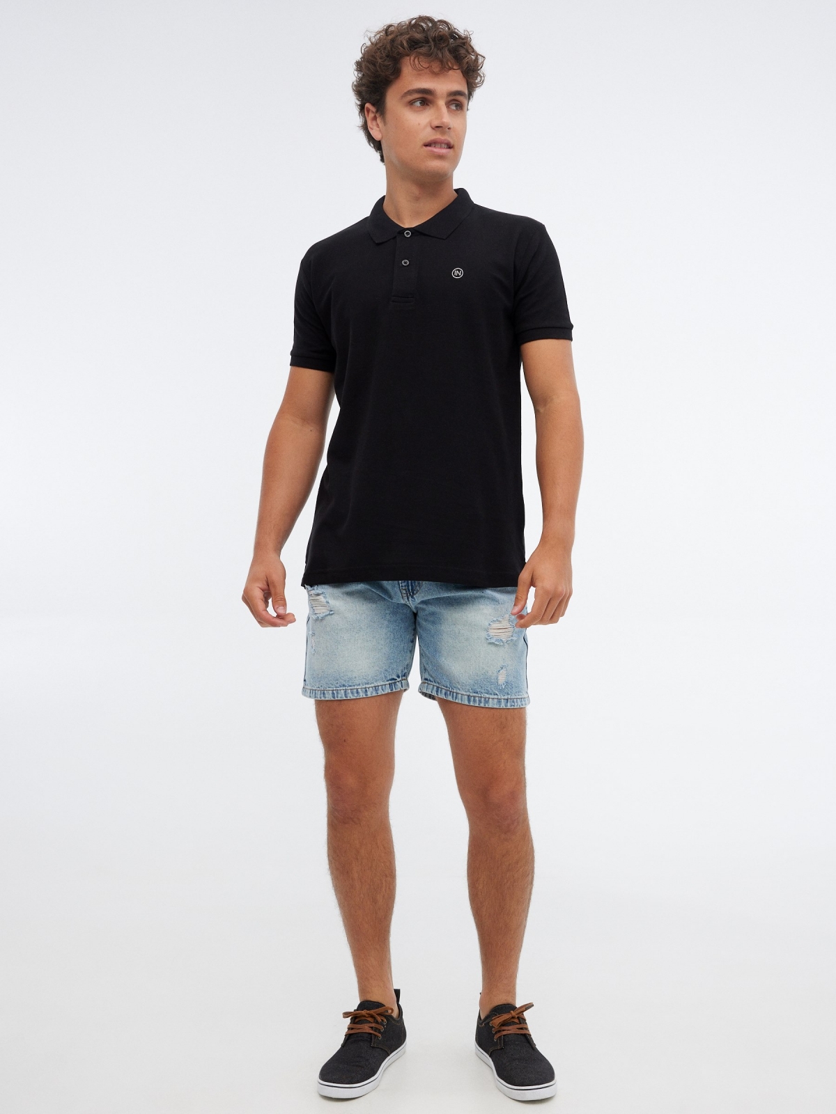 Camisa polo básica com logotipo gravado preto/bege vista geral frontal